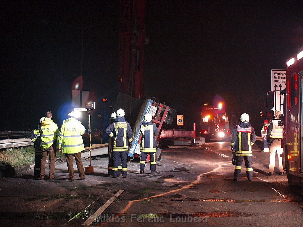 LKW umgestuerzt Koeln Fuehlingen Industriestr P228.JPG